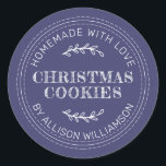 Pegatina Redonda Rustic Homemade Christmas Cookies Navy Blue<br><div class="desc">Rústica y moderna pegatina casera de productos hechos con el texto casero con amor, galletas de navidad y tu nombre en tipografía moderna con un fondo azul marino. Simplemente agregue su nombre y el nombre del producto a la etiqueta. Diseñado exclusivamente para usted por Happy Dolphin Studio. Si necesita ayuda...</div>