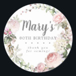 Pegatina Redonda Rustic Pink Floral 80th Birthday Gracias<br><div class="desc">Las rosas rosas blandas de color rosa y los brotes brillantes de color rosa crean una florida corona floral de estilo rústico. Hidrenajes blancos en la flor floral. El nombre de la mujer de cumpleaños está escrito en una letra de guión grande. 80 Aniversario y le siguen los sentimientos de...</div>
