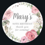Pegatina Redonda Rustic Pink Floral 90th Birthday Gracias Classic<br><div class="desc">Las rosas y las peonías rosas blandas de color rosa, junto con los brotes rosas brillantes, crean una floral bellamente rústica. Hidrenajes blancos en la flor floral. El nombre de la mujer de cumpleaños está escrito en una letra de guión grande. 90 Aniversario y el sentimiento de agradecimiento sigue. Este...</div>