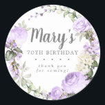 Pegatina Redonda Rustic Purple Floral 70th Birthday Gracias<br><div class="desc">Rosas morados suaves y brotes violetas brillantes crean una bella corona floral rústica. Hidrenajes blancos en la flor floral. El nombre de la mujer de cumpleaños está escrito en una letra de guión grande. 70 Aniversario y el sentimiento de agradecimiento sigue. Este pegatina de cumpleaños es parte de la colección...</div>