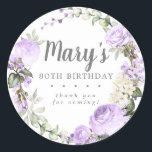 Pegatina Redonda Rustic Purple Floral 80th Birthday Gracias<br><div class="desc">Rosas morados suaves y brotes violetas brillantes crean una bella corona floral rústica. Hidrenajes blancos en la flor floral. El nombre de la mujer de cumpleaños está escrito en una letra de guión grande. 80 Aniversario y le siguen los sentimientos de agradecimiento. Este pegatina de cumpleaños es parte de la...</div>