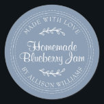Pegatina Redonda Rústico casero Blueberry Jam Canning Vintage Blue<br><div class="desc">Rústico y sencillo pegatina casero de tarro de mermelada de arándano azul con el texto hecho con amor, mermelada casera de arándano azul y tu nombre en caligrafía de escritura de moda escrita a mano blanca y tipografía moderna sobre un fondo azul vintage con un toque elegante de follaje. Simplemente...</div>