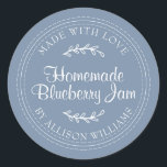 Pegatina Redonda Rústico casero Blueberry Jam Canning Vintage Blue<br><div class="desc">Rústico y sencillo pegatina casero de tarro de mermelada de arándano azul con el texto hecho con amor, mermelada casera de arándano azul y tu nombre en caligrafía de escritura de moda escrita a mano blanca y tipografía moderna sobre un fondo azul vintage con un toque elegante de follaje. Simplemente...</div>