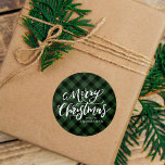 Pegatina Redonda Rústico Merry Christmas Script Green Plaid<br><div class="desc">Pegatinas de vacaciones rusticas mostrando "Feliz Navidad" en un guión blanco escrito a mano con un fondo de manto verde. Personalice los pegatinas de Navidad con su nombre o texto personalizado. Utilice las etiquetas de Navidad rústicas para sellar sobres,  regalos de vacaciones y favores de fiestas de vacaciones.</div>