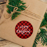 Pegatina Redonda Rústico Merry Christmas Script Red Plaid<br><div class="desc">Pegatinas de vacaciones rusticas mostrando "Feliz Navidad" en un guión blanco escrito a mano con un fondo de manto rojo. Personalice los stickers de Navidad rojizos con su nombre o texto personalizado. Utilice las etiquetas de Navidad rústicas para sellar sobres,  regalos de vacaciones y favores de fiestas de vacaciones.</div>