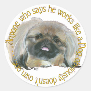 Pegatina Redonda Sabiduría pekingesa - Trabajando como un perro
