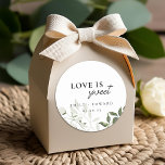 Pegatina Redonda Sage Green and White Floral Love es un dulce Boda<br><div class="desc">Bodas diseñadas por personalizados favorecen a los pegatinas y etiquetas con el diseño floral blanco y verde de sabio moderno y elegante "el amor es dulce".</div>
