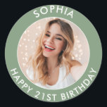 Pegatina Redonda Sage Green Modern Simple Happy 21st Birthday Photo<br><div class="desc">Cute 21st Birthday Happy Birthday Photo pegatinas para la fiesta de cumpleaños de tu hijo o hija. Cuentan con un lindo texto y una imagen personalizables. Perfecto para invitaciones y golosinas de bolsos fiestas.</div>