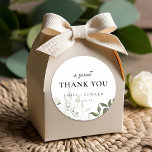 Pegatina Redonda Sage Green y White Floral Boda Gracias<br><div class="desc">boda diseñado por personalizados gracias pegatinas y etiquetas con diseño floral moderno y elegante de sabio verde y blanco con nombre y texto personalizados.</div>