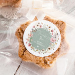 Pegatina Redonda Sage Wildflower Fairy Princess Birthday Tea Fiesta<br><div class="desc">Inspirada por la querida personaje de cuento de hadas "Thumbelina", una dulce hada ocupa el centro del escenario en este encantador pegatina. Con sus alas delgadas y su pequeño marco, captura la esencia de la inocencia y la maravilla que define la infancia. La exquisita exhibición floral de flores silvestres boho...</div>