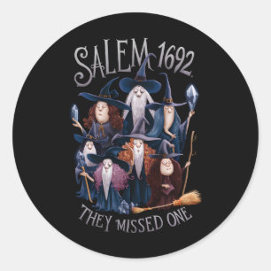 Pegatina Redonda Salem 1692 Se les escapó una bruja de Halloween