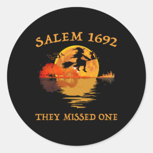 Pegatina Redonda Salem 1692 Se Perdieron Un Salón De Baño De Brujas