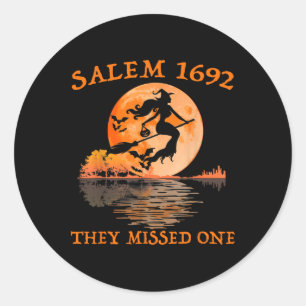 Pegatina Redonda Salem 1692 Se Perdieron Un Salón De Baño De Brujas