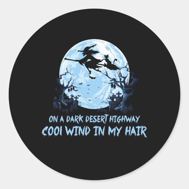 Pegatina Redonda Saltos De Caminata En Una Carretera Oscura Del Des (Anverso)