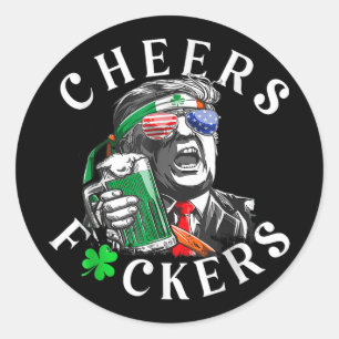Pegatina Redonda Saludos por la bebida divertida de cerveza St Patr