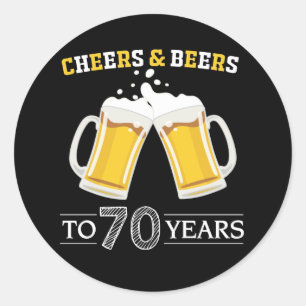 Pegatina Redonda Saludos y cervezas a 70 años