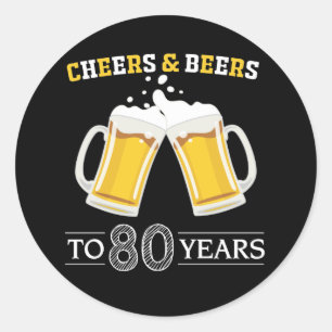 Pegatina Redonda Saludos y cervezas a 80 años