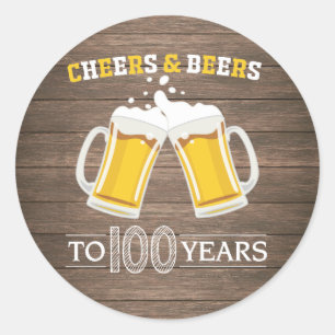 Pegatina Redonda Saludos y cervezas rústicos a 100 años