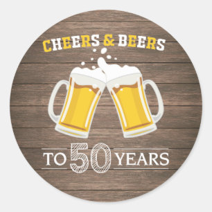Pegatina Redonda Saludos y cervezas rústicos a 50 años