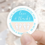Pegatina Redonda Sandals Monogramadas Beach Wedding Love & Gracias<br><div class="desc">Añade un toque de moda a los favores de bodas de temática playera y gracias a notas con pegatinas únicos y personalizados de "amor y agradecimiento". Todo el texto de esta plantilla es sencillo de personalizar o eliminación. Cambiar el texto curvo para hacer etiquetas de dirección redondeadas. para el diseño...</div>