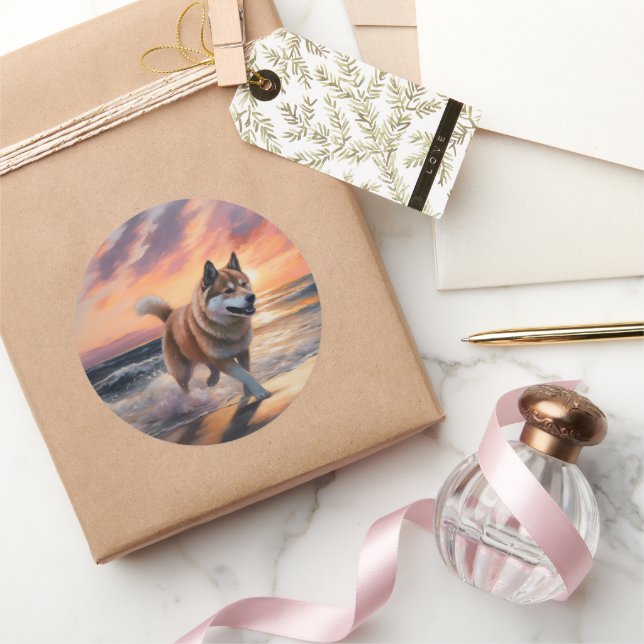 Pegatina Redonda Sandy Paws Akita Dog en Beach Sunset (Regalar)