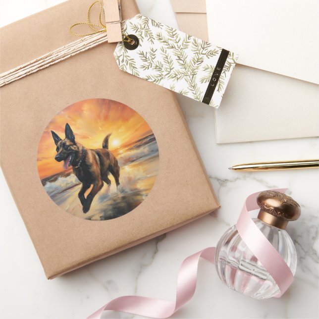 Pegatina Redonda Sandy Paws con perro malinés belga en la puesta de (Regalar)