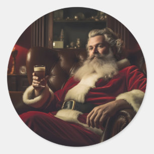 Pegatina Redonda Santa Claus disfruta de una bebida festiva