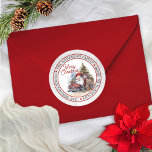 Pegatina Redonda Santa María | Dirección de retorno de círculo de N<br><div class="desc">Cute acuarela santa y vintage look rojo camión "Feliz Navidad" dirección circular de vuelta sobre o sello de paquete. El diseño presenta un ligero fondo de color gris en las llantas exteriores del círculo como telón de fondo para la nevada. Simplemente personaliza con tu saludo, nombre o apellido y dirección...</div>