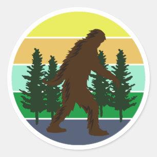 Pegatina Redonda Sasquatch Believer   Pie grande del atardecer