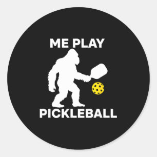 Pegatina Redonda Sasquatch juega pickleball divertido jugador bigfo
