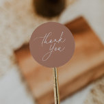 Pegatina Redonda Script de caligrafía de cobre simple gracias<br><div class="desc">Termina tus favores de boda,  tarjetas de agradecimiento,  o empaque de negocios para los clientes con estos simples pegatinas de agradecimiento en cobre ligero neutro con "gracias" en letras de caligrafía blanca. Coordina con nuestra colección de bodas de mareas de lastre.</div>