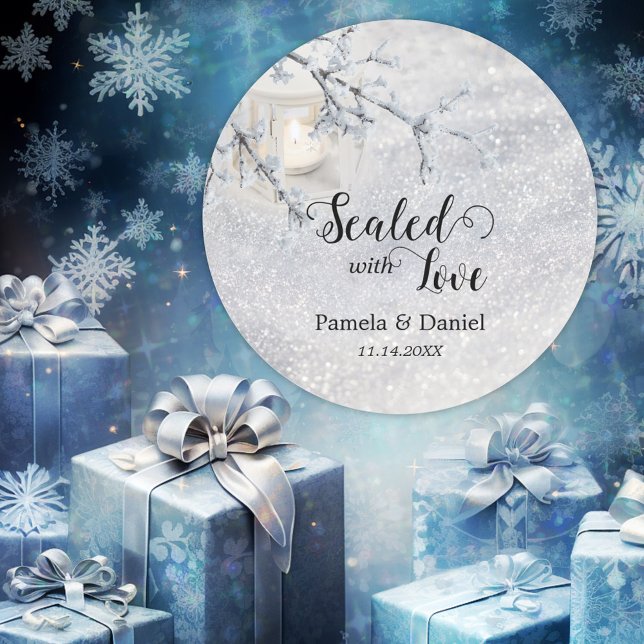 Pegatina Redonda Script Sparkling Snow Winter Wedding (Wedding sticker with a romantic candle lit lantern on a sparkling snow background, with script text)