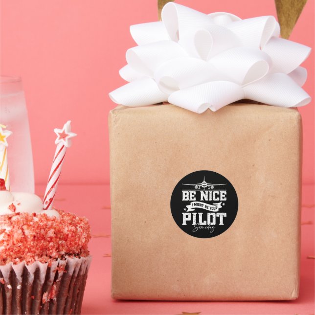 Pegatina Redonda Sé bueno, podría ser tu piloto algún día gracioso  (Fiesta)