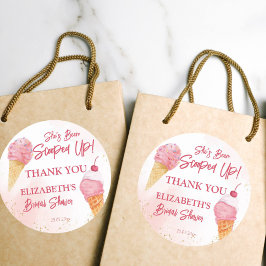 Pegatina Redonda Se ha llevado la ducha de novia de helado rosa