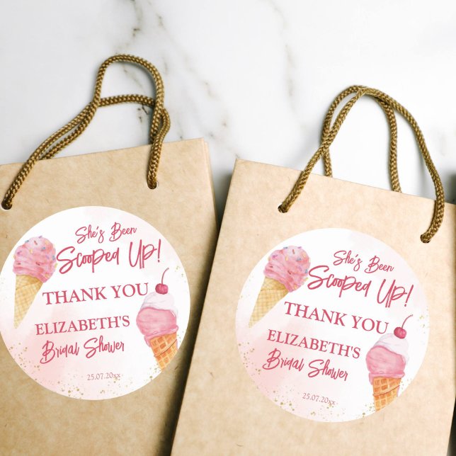 Pegatina Redonda Se ha llevado la fiesta de despedida de soltera co (Bridal shower thank you stickers she's been scooped up ice cream bridal shower favor gift tags)