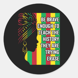 Pegatina Redonda Sé Lo Suficientemente Valiente Para Enseñar La His