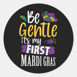 Pegatina Redonda Sé suave es mi primer Mardi Gras divertido Nueva O