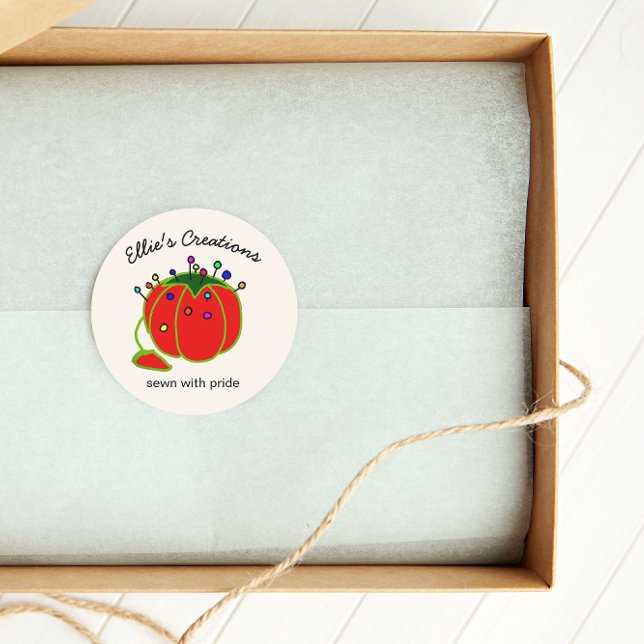 Pegatina Redonda Seamstress Red Pin Cushion Seamstress Classic Roun (Subido por el creador)