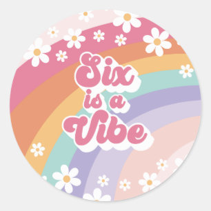 Pegatina Redonda Seis es un arco iris retro vibe sexto cumpleaños