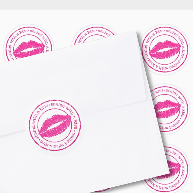 Pegatina Redonda Sellado con un Besito Sobre de Labios Rosados (Sealed with a kiss stickers just for you)