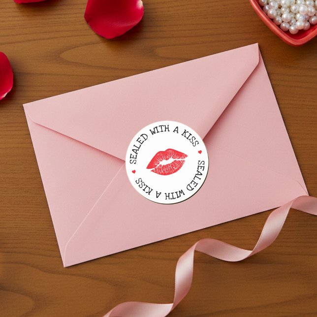 Pegatina Redonda Sellado con un Beso Labio Blanco y Rojo Día de San (Sealed with a Kiss White & Red Lip Valentine's Day Classic Round Sticker
)