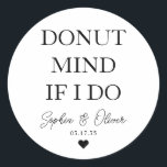 Pegatina Redonda Sencilla MENTE SI HAGO Favor De La Boda Cardíaca<br><div class="desc">Un clásico Pegatina Boda de Black Gracias con "Donut Mind If I Do" en un clásico y elegante tipo de letra. Puede personalizarlo fácilmente con sus nombres y fecha de boda.</div>