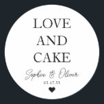 Pegatina Redonda Sencillo amor clásico y favor de la boda cardíaca<br><div class="desc">Un clásico Pegatina Boda Black Gracias con "Love and Cake" en un clásico y elegante tipo de letra. Puede personalizarlo fácilmente con sus nombres y fecha de boda.</div>