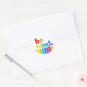 Pegatina Redonda Ser amable texto de eslogan del arco iris con gráf