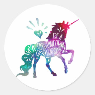 Pegatina Redonda Ser Un Unicornio En Un Campo De Caballos Inspirado