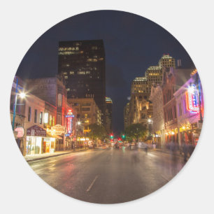 Pegatina Redonda Sexta Calle En Dusk, En El Centro De Austin, Texas