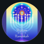 Pegatina Redonda Shalom en Hanukkah Menorah Lights & Star of David.<br><div class="desc">Una menorah Hanukkah brilla sobre un fondo amarillo, turquesa y azul con un círculo que se parece a un caleidoscopio o a una vidriera. La Estrella de David brilla en el ápice de la vela central (también llamada Shamash o vela "sirviente") que es la primera vela encendida y que ilumina...</div>