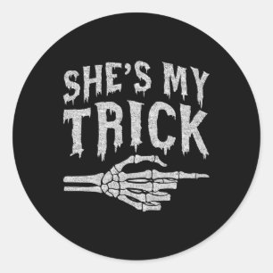 Pegatina Redonda Shes My Trick Skeleton Mateo Pareja Halloween C