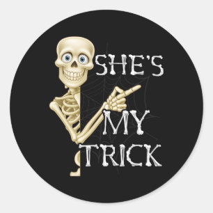 Pegatina Redonda Shes My Trick Skeleton Mateo Pareja Halloween C
