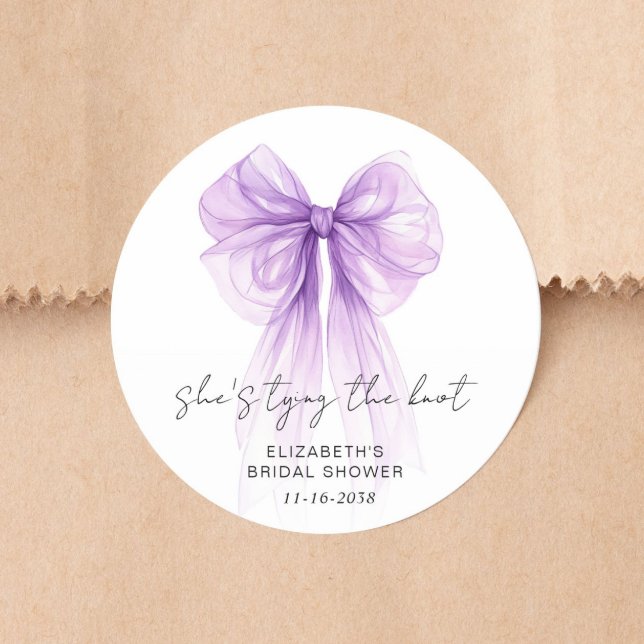 Pegatina Redonda She's Tying The Knot Purple Bow Bridal Shower (She's Tying The Knot Purple Bow Bridal Shower Classic Round Sticker)